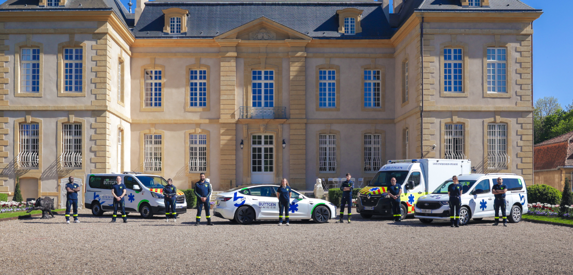 L'équipe et les véhicules Buttgen devant le château