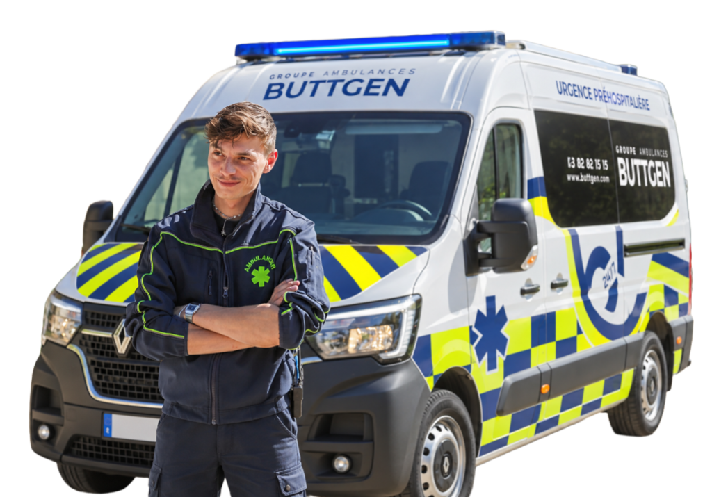 Un ambulancier du Groupe Buttgen devant son ambulance